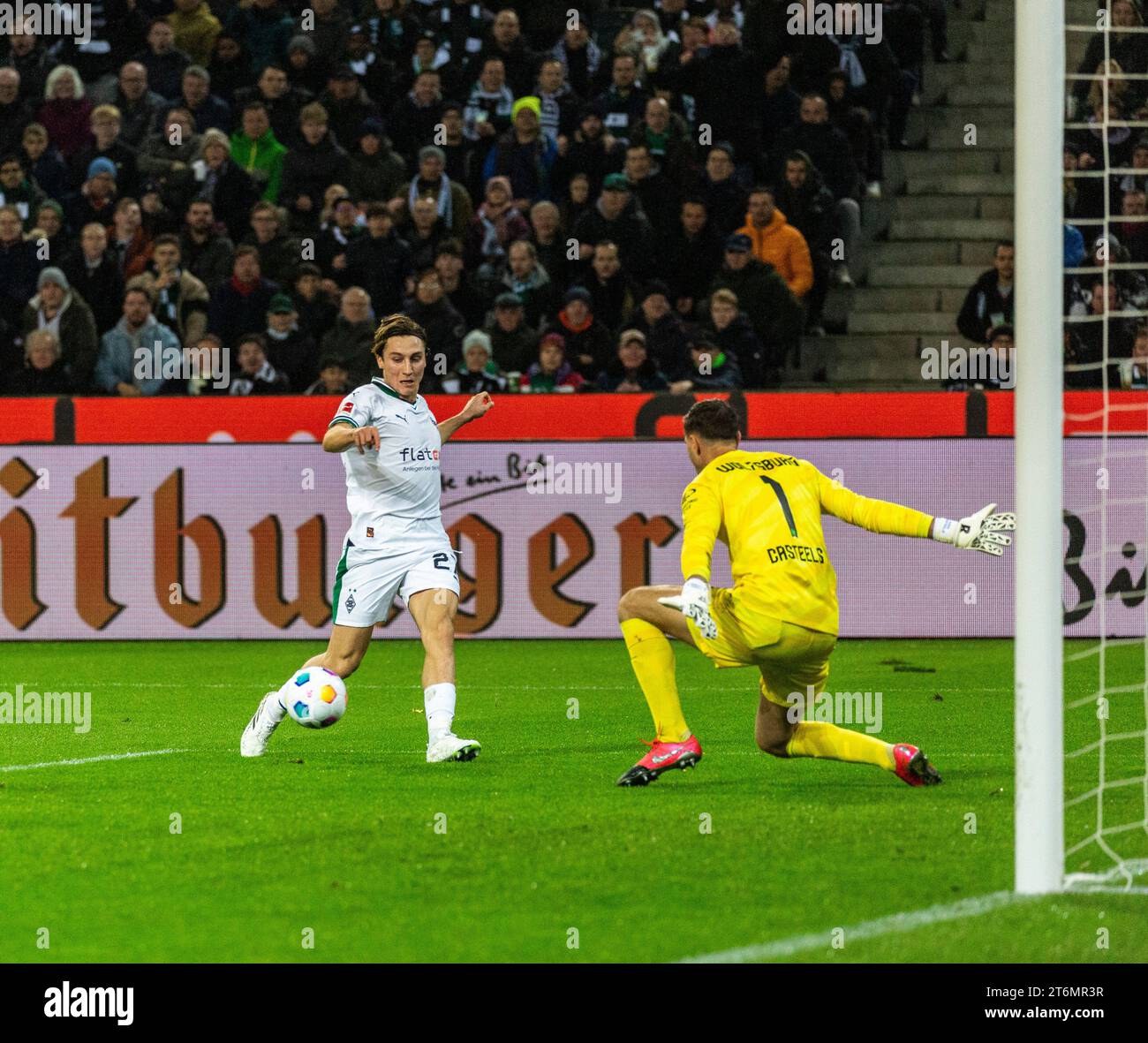 Sports, football, Bundesliga, 2023/2024, Borussia Moenchengladbach vs. VfL Wolfsburg 4-0, Stadium Borussia Park, scène du match, Rocco Reitz (MG) a laissé une belle opportunité contre le gardien Koen Casteels (Wolfsburg), LES RÈGLEMENTS DFL INTERDISENT TOUTE UTILISATION DE PHOTOGRAPHIES COMME SÉQUENCES D'IMAGES ET/OU QUASI-VIDÉO Banque D'Images