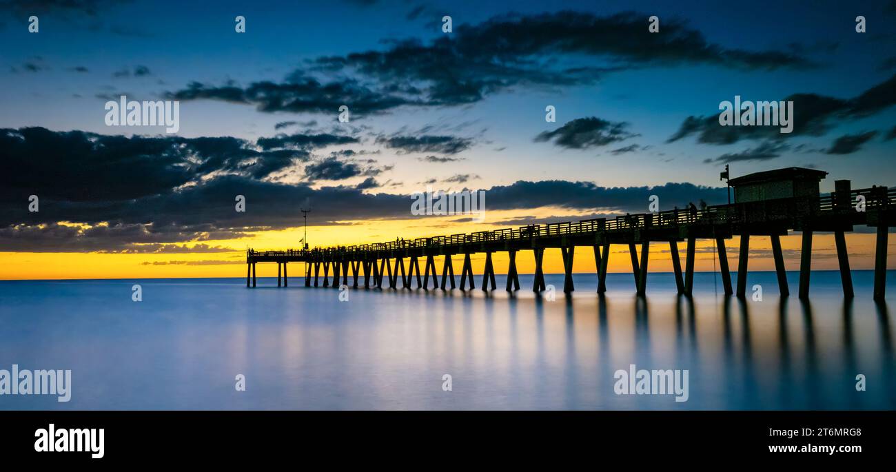 Ciel de coucher de soleil sur le golfe du Mexique à la jetée de pêche de Venice à Venice Florida USA Banque D'Images