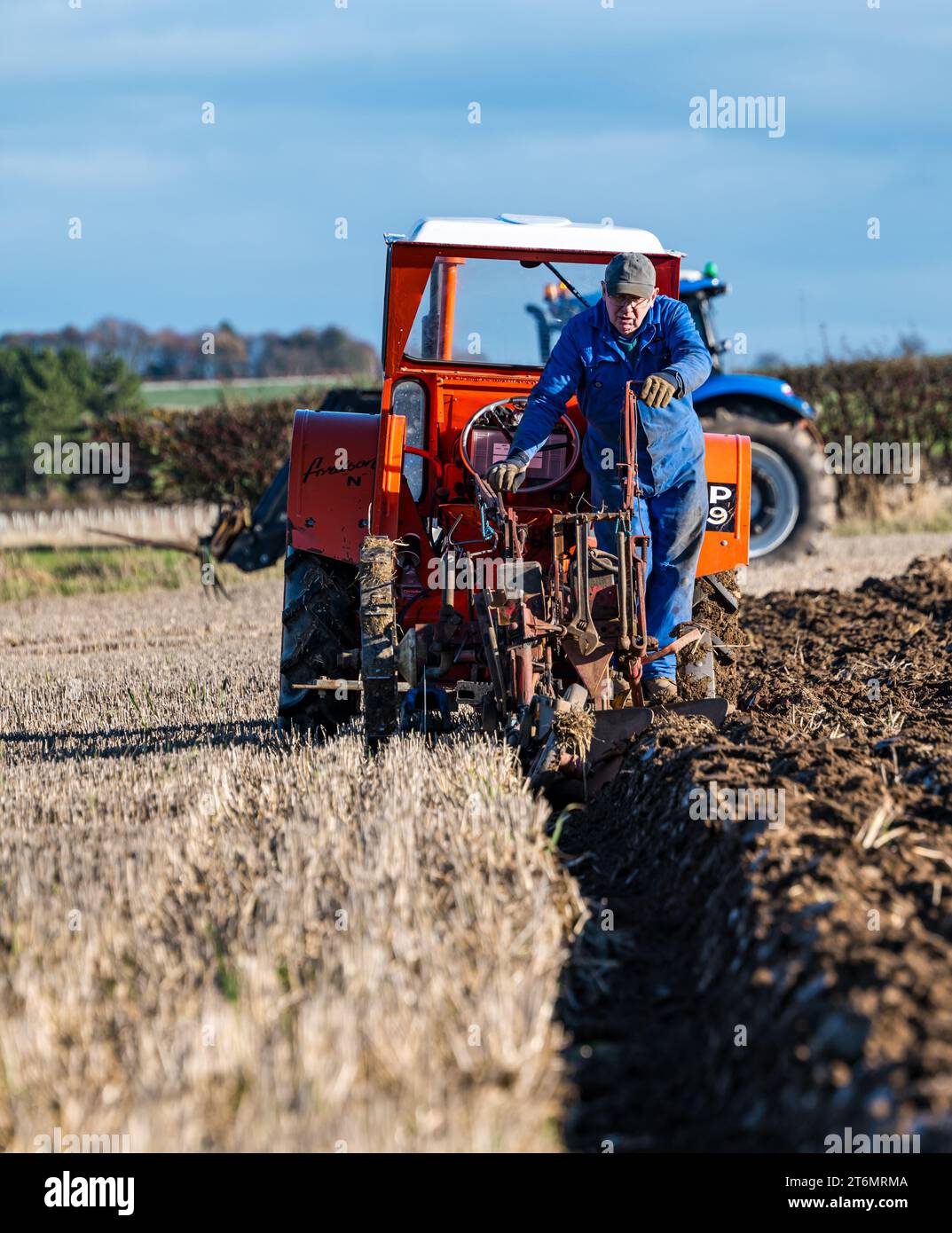 East Lothian, Écosse, Royaume-Uni, 11 novembre 2023. East Lothian Ploughing Association Match : l'événement annuel a lieu cette année à East Fenton Farm, avec des participants dans une variété de tracteurs anciens labourant leur parcelle de sillons jugés sur une variété de facteurs, y compris la rectitude, la régularité, la profondeur et l'absence de paille par une journée froide et ensoleillée. Crédit : Sally Anderson/Alamy Live News Banque D'Images