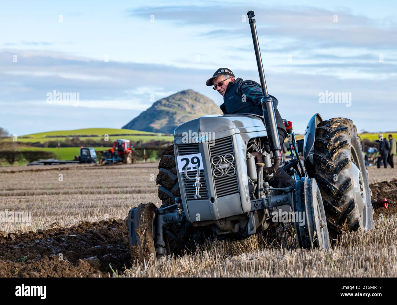 East Lothian, Écosse, Royaume-Uni, 11 novembre 2023. East Lothian Ploughing Association Match : l'événement annuel a lieu cette année à East Fenton Farm, avec des participants dans une variété de tracteurs anciens labourant leur parcelle de sillons jugés sur une variété de facteurs, y compris la rectitude, la régularité, la profondeur et l'absence de paille par une journée froide et ensoleillée. Crédit : Sally Anderson/Alamy Live News Banque D'Images