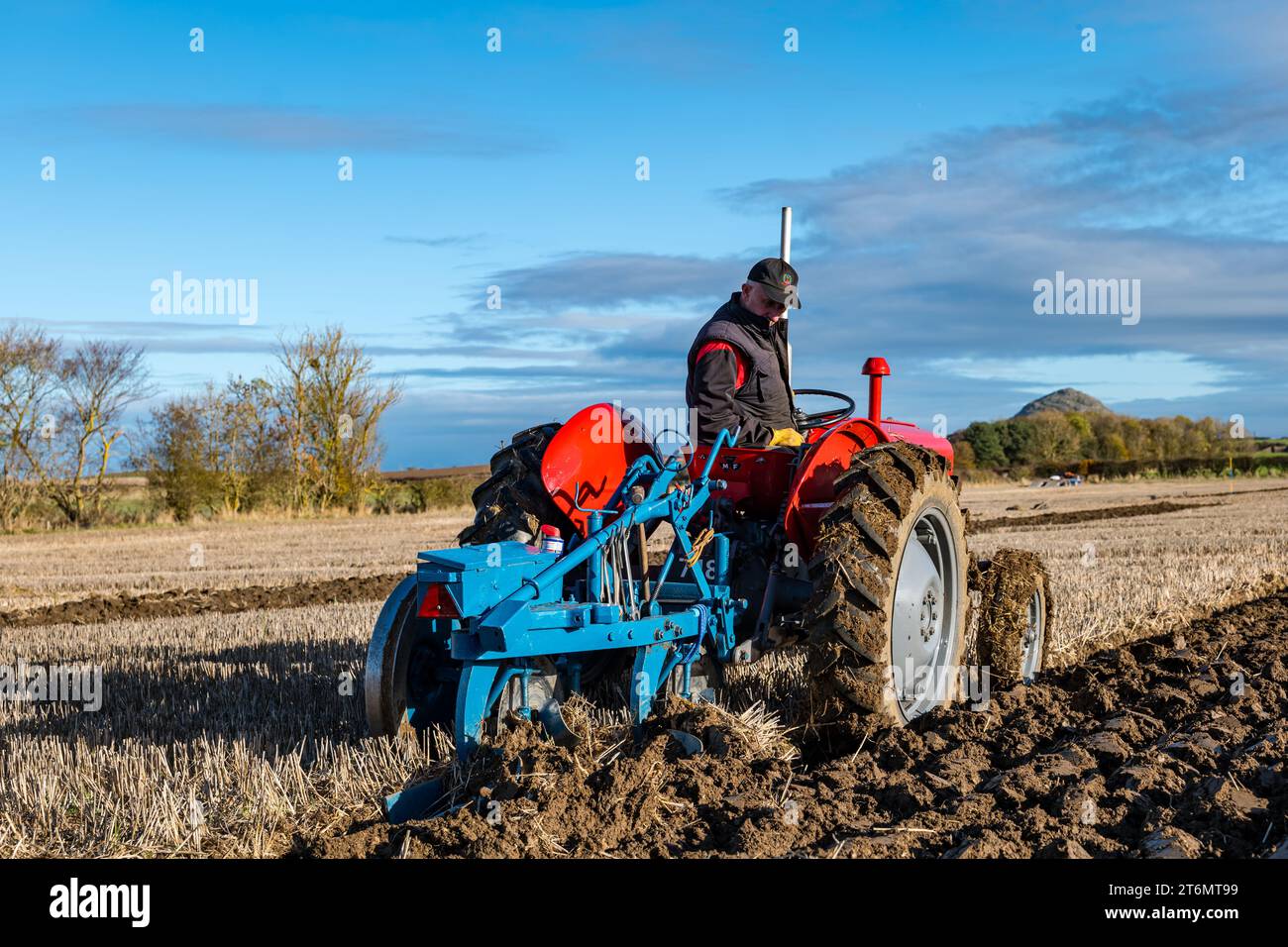 East Lothian, Écosse, Royaume-Uni, 11 novembre 2023. East Lothian Ploughing Association Match : l'événement annuel a lieu cette année à East Fenton Farm, avec des participants dans une variété de tracteurs anciens labourant leur parcelle de sillons jugés sur une variété de facteurs, y compris la rectitude, la régularité, la profondeur et l'absence de paille par une journée froide et ensoleillée. Crédit : Sally Anderson/Alamy Live News Banque D'Images