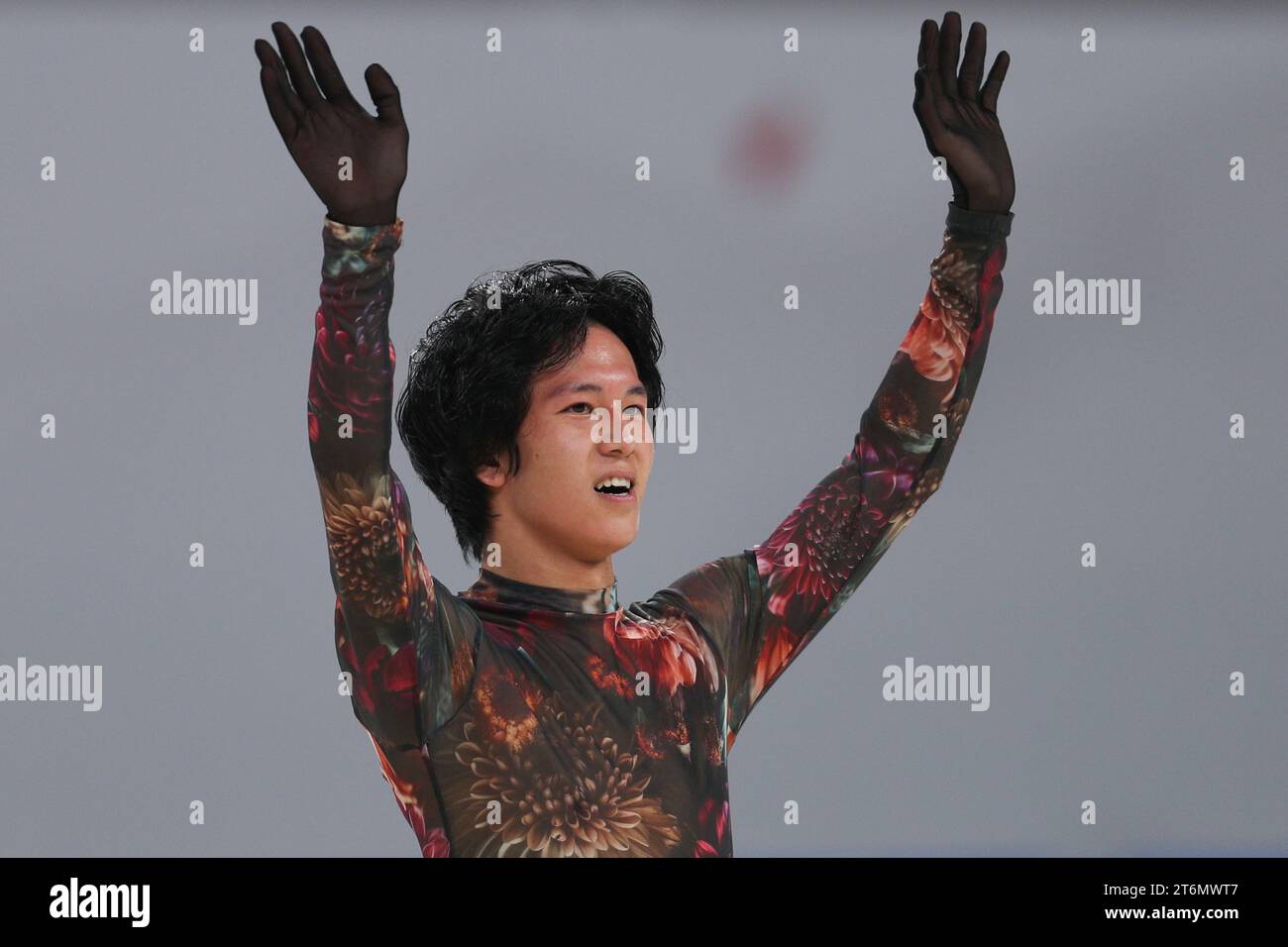 (231110) -- CHONGQING, 10 nov. 2023 (Xinhua) -- Adam Siao HIM Fa, de France, rend hommage au public après le patinage libre masculin au Grand Prix ISU de patinage artistique de la coupe de Chine 2023 dans la municipalité de Chongqing, dans le sud-ouest de la Chine, le 11 novembre 2023. (Xinhua/Xu Yanan) Banque D'Images