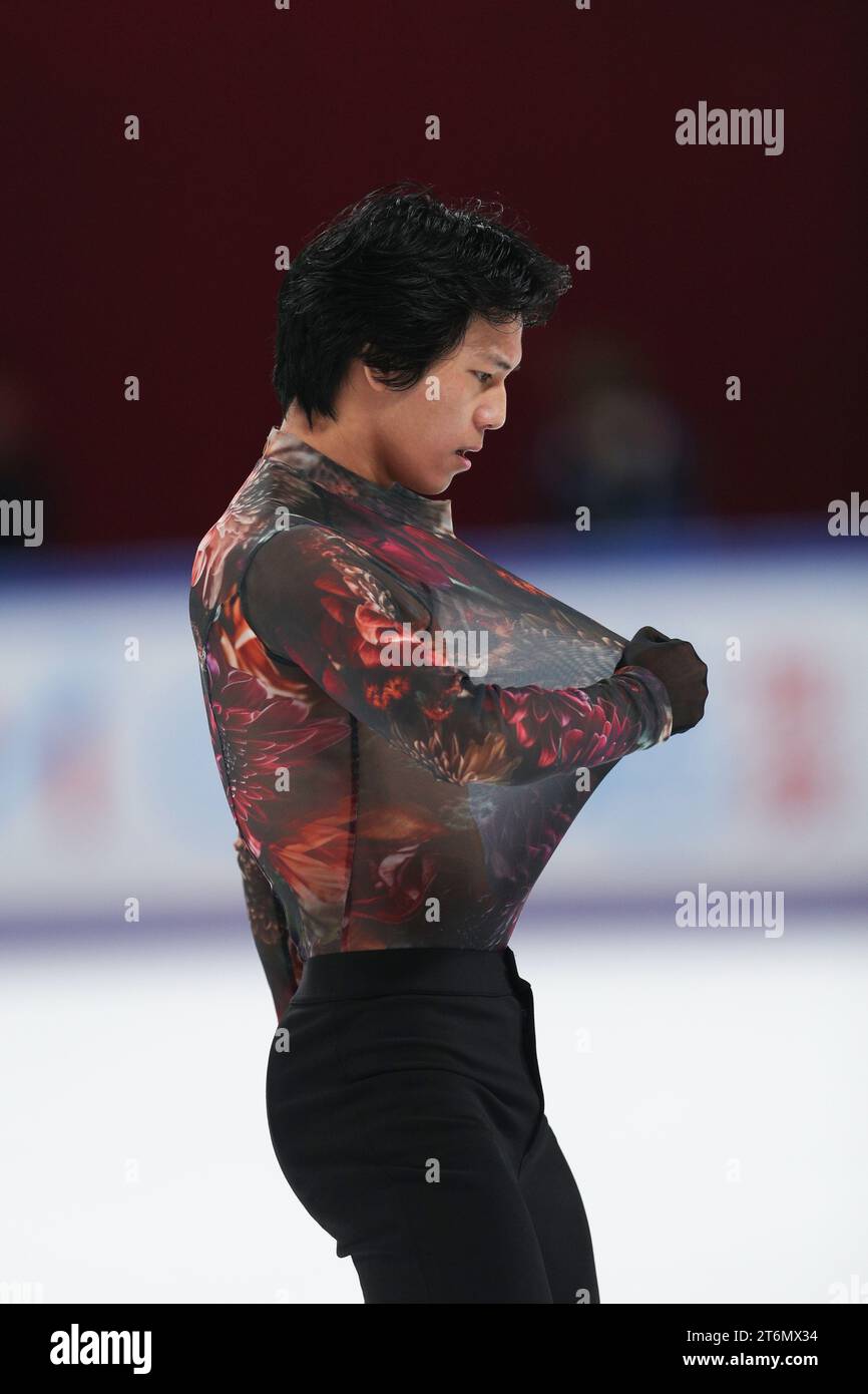 (231110) -- CHONGQING, 10 nov. 2023 (Xinhua) -- Adam Siao HIM Fa, de France, se produit lors du patinage libre masculin au Grand Prix ISU de patinage artistique de la coupe de Chine 2023 dans la municipalité de Chongqing, dans le sud-ouest de la Chine, le 11 novembre 2023. (Xinhua/Xu Yanan) Banque D'Images