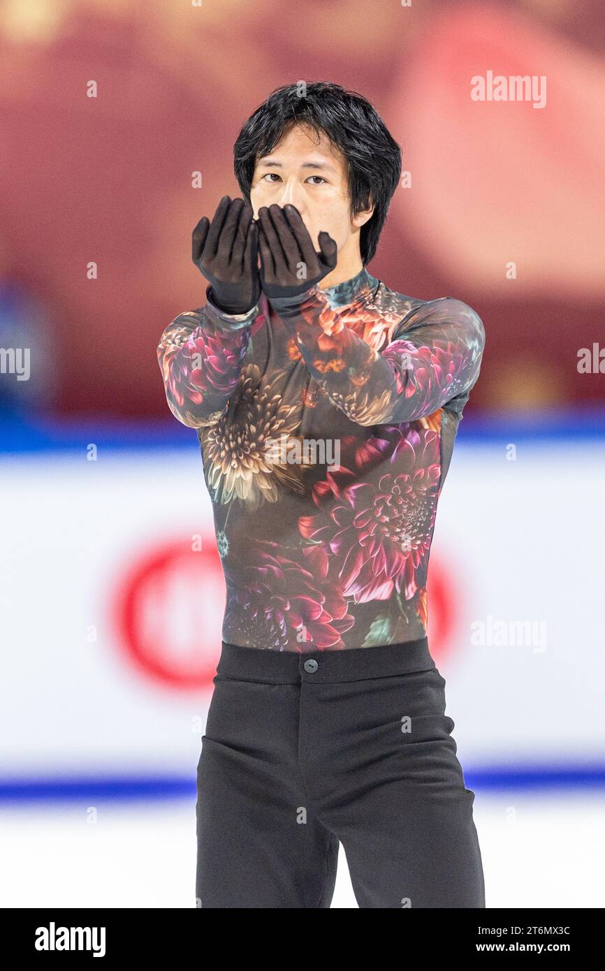 (231110) -- CHONGQING, 10 nov. 2023 (Xinhua) -- Adam Siao HIM Fa, de France, se produit lors du patinage libre masculin au Grand Prix ISU de patinage artistique de la coupe de Chine 2023 dans la municipalité de Chongqing, dans le sud-ouest de la Chine, le 11 novembre 2023. (Xinhua/Chu Jiayin) Banque D'Images