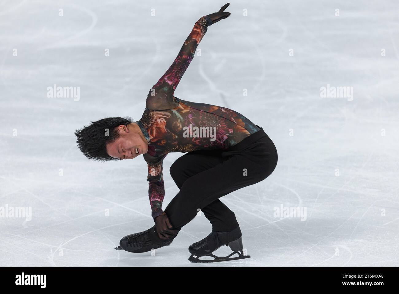 (231110) -- CHONGQING, 10 nov. 2023 (Xinhua) -- Adam Siao HIM Fa, de France, se produit lors du patinage libre masculin au Grand Prix ISU de patinage artistique de la coupe de Chine 2023 dans la municipalité de Chongqing, dans le sud-ouest de la Chine, le 11 novembre 2023. (Xinhua/Huang Wei) Banque D'Images