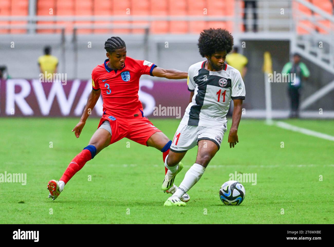 (231111) -- JAKARTA, 11 nov. 2023 (Xinhua) -- Jayden Meghoma (L), d'Angleterre, concourt avec Jean-Yves Saiko, de Nouvelle-Calédonie, lors du match du groupe C de la coupe du monde U-17 de la FIFA, Indonésie 2023, à Jakarta, Indonésie, le 11 novembre 2023. (Xinhua/Zulkarnain) Banque D'Images