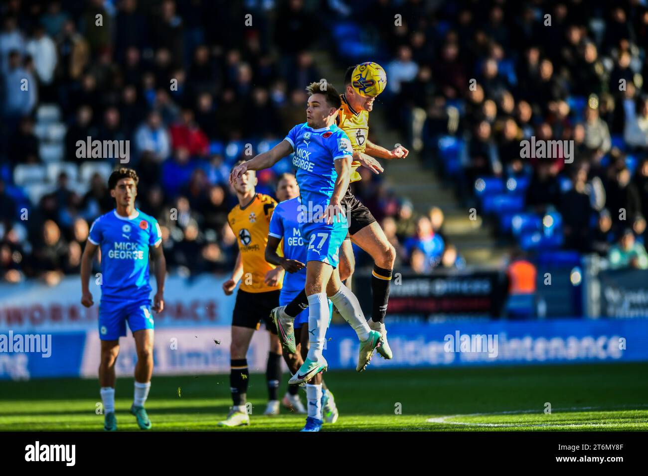 Peterborough, Royaume-Uni. 11 novembre 2023. DArchie Collins (27 Peterborough United) et Ryan Bennett (6 Cambridge United) ont disputé le match de Sky Bet League 1 entre Peterborough et Cambridge United à London Road, Peterborough, le samedi 11 novembre 2023. (Photo : Kevin Hodgson | MI News) crédit : MI News & Sport / Alamy Live News Banque D'Images