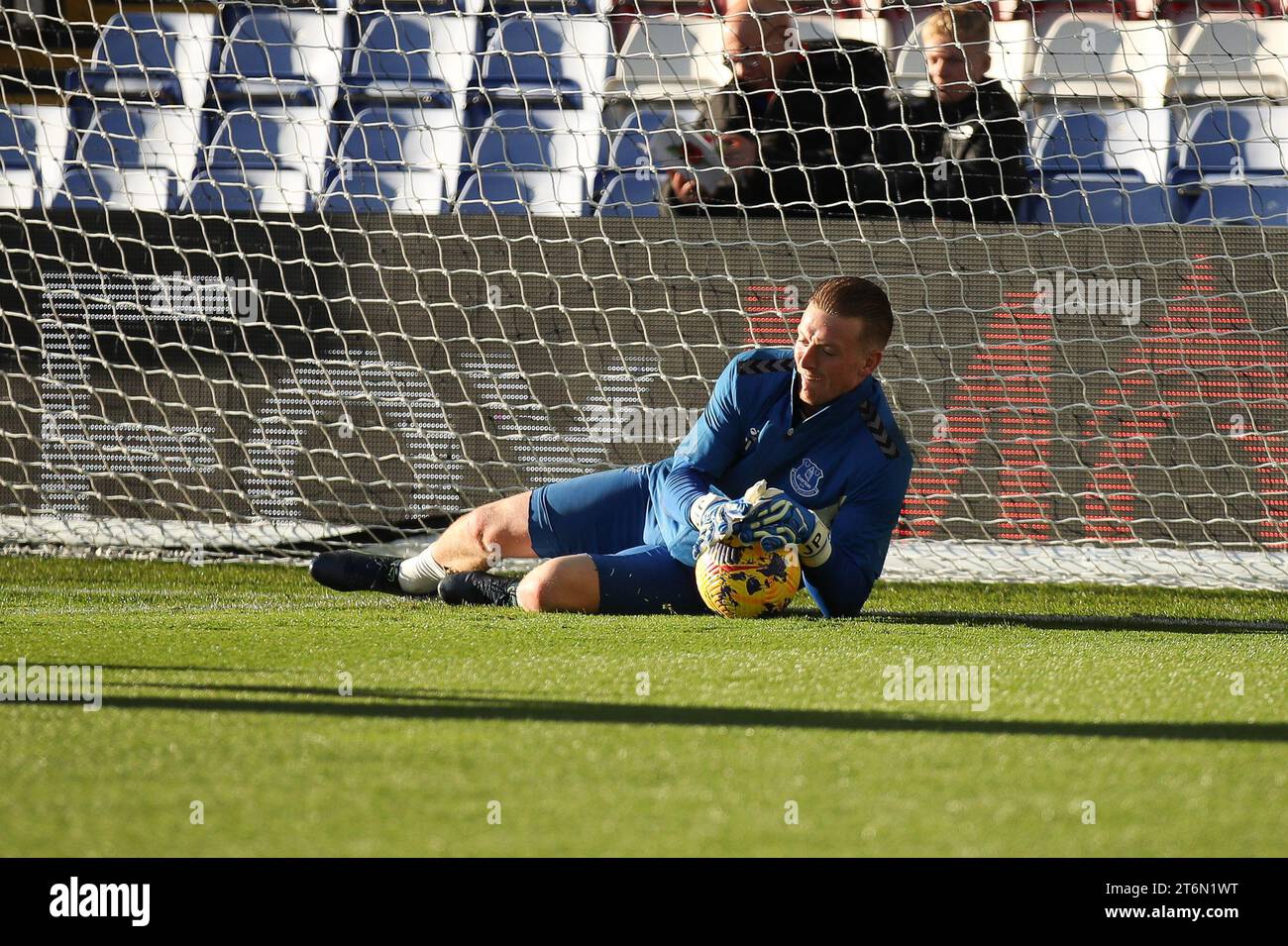 Londres, Royaume-Uni. 11 novembre 2023. Le gardien de but d'Everton Jordan Pickford se réchauffe lors du match de Premier League entre Crystal Palace et Everton à Selhurst Park, Londres, Angleterre, le 11 novembre 2023. Photo de Ken Sparks. Usage éditorial uniquement, licence requise pour un usage commercial. Aucune utilisation dans les Paris, les jeux ou les publications d'un seul club/ligue/joueur. Crédit : UK Sports pics Ltd/Alamy Live News Banque D'Images