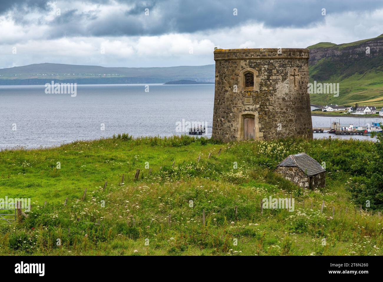 Baie d'UIG, avec la Tour Uig, une folie du 19e siècle. et le village au-delà. Île de Skye, Highlands d'Écosse. Banque D'Images