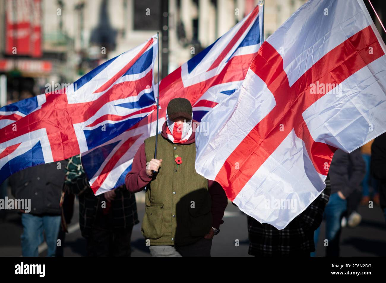 Londres, Royaume-Uni, 11 novembre 2023. Un homme portant un masque se dirige vers le cénotaphe. Tommy Robinson a exprimé le motif de dissuader les manifestants pro-palestiniens qui pourraient vouloir marcher à travers Whitehall pendant le week-end du souvenir. Cela intervient après cinq semaines consécutives de manifestations pour arrêter la guerre à Gaza.ÊAndy Barton/Alamy Live News Banque D'Images