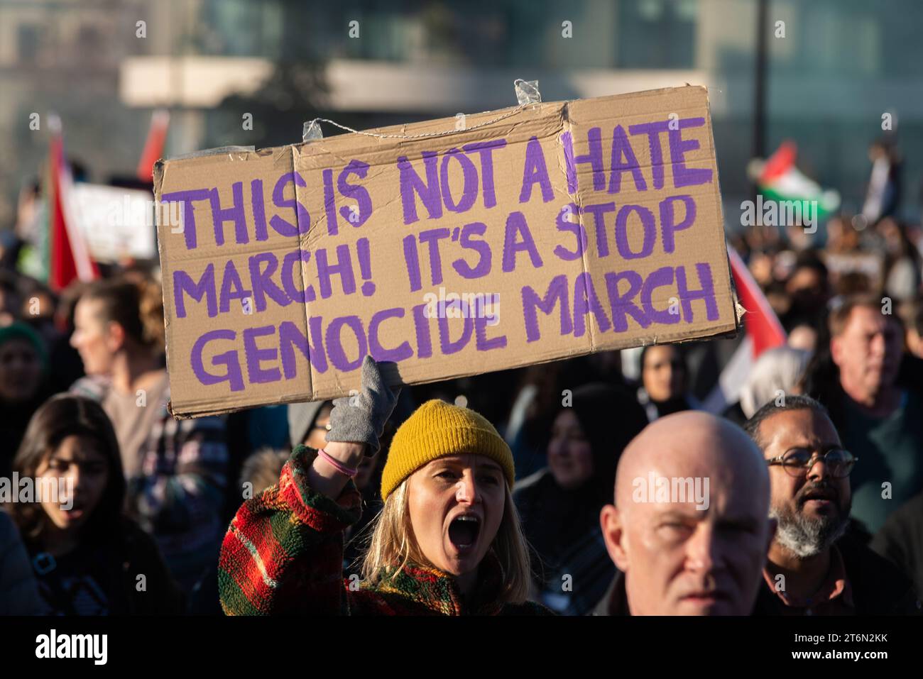 Pont Vauxhall, Londres, Royaume-Uni. 11 novembre 2023. Une manifestation est en cours contre l'escalade de l'action militaire à Gaza alors que le conflit entre Israël et le Hamas se poursuit. Organisés par des groupes tels que Palestine Solidarity Campaign et Stop the War Coalition, intitulés « Marche nationale pour la Palestine » et avec des appels à « libérer la Palestine », « mettre fin à la violence » et « mettre fin à l’apartheid », les manifestants se sont rassemblés à Park Lane avant de se diriger vers le sud et sur le pont de Vauxhall. Banque D'Images