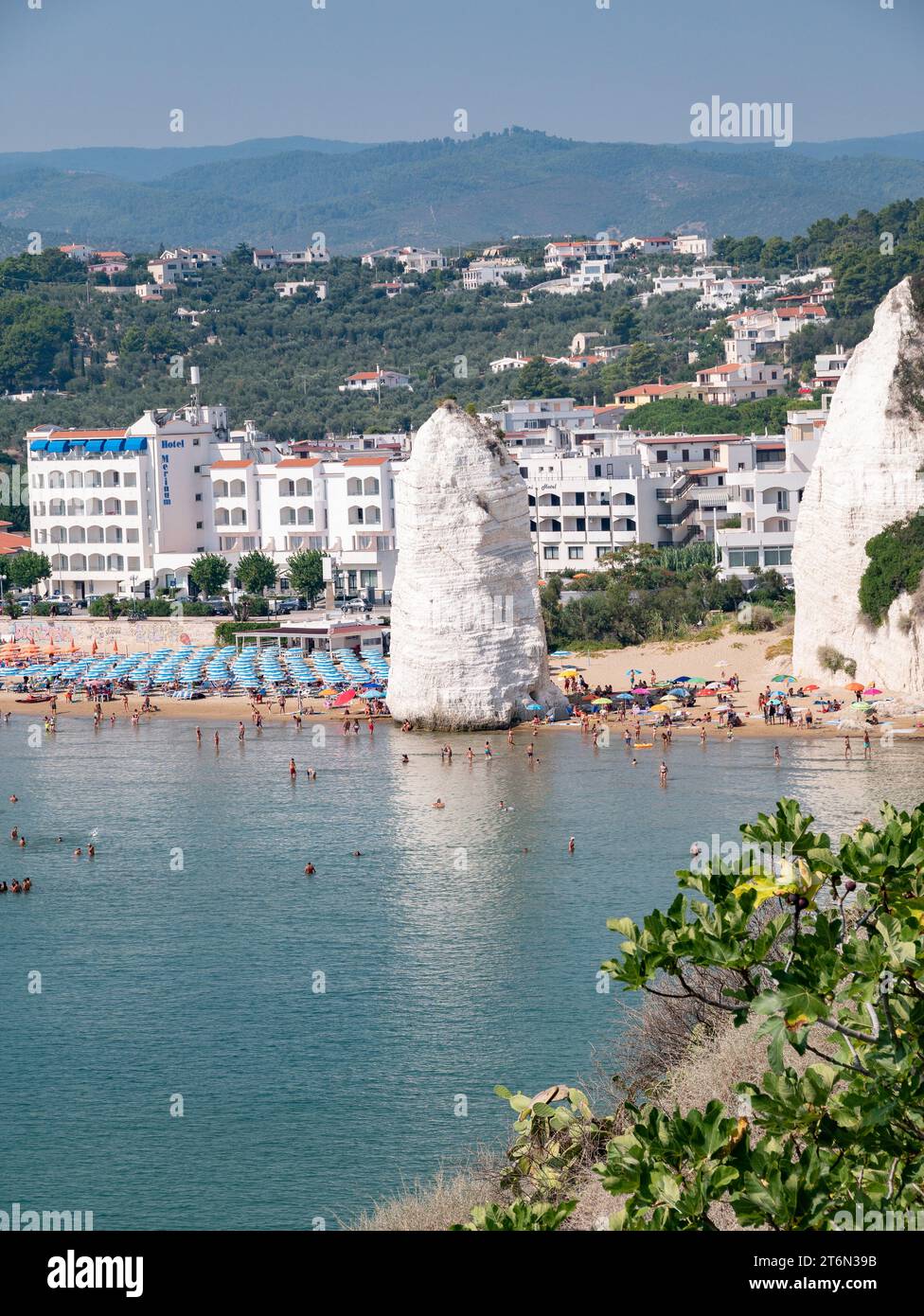 Vieste, Italie - 25 août 2023 : panorama de la promenade de Vieste Banque D'Images