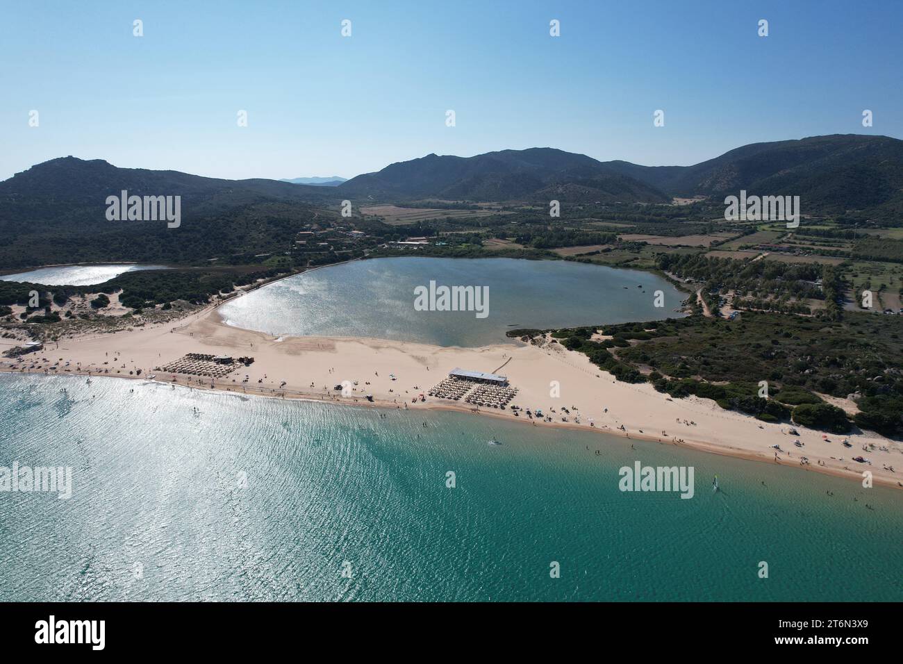 Plage de su Giudeu, Sardaigne, Italie. Vue drone. Banque D'Images