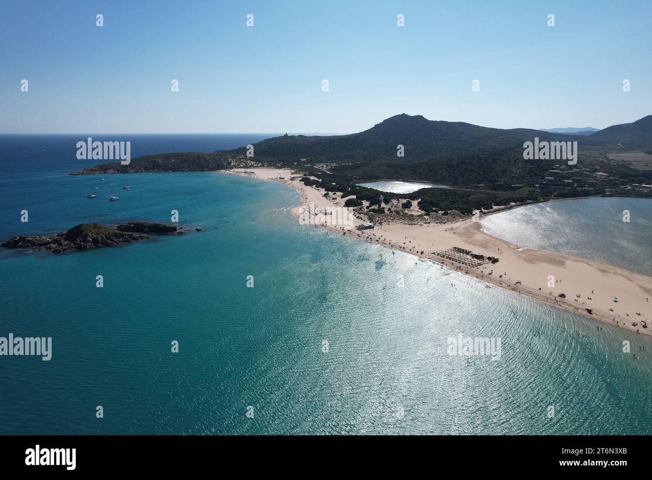 Plage de su Giudeu, Sardaigne, Italie. Vue drone. Banque D'Images