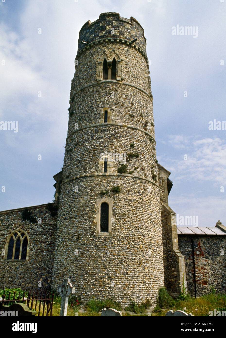 Vue E de la tour ronde saxonne (Saxo-normande) de l'église St Mary's, Haddiscoe, Norfolk, Angleterre, Royaume-Uni. Flint avec des pansements de calcaire, C15ème damier. Banque D'Images