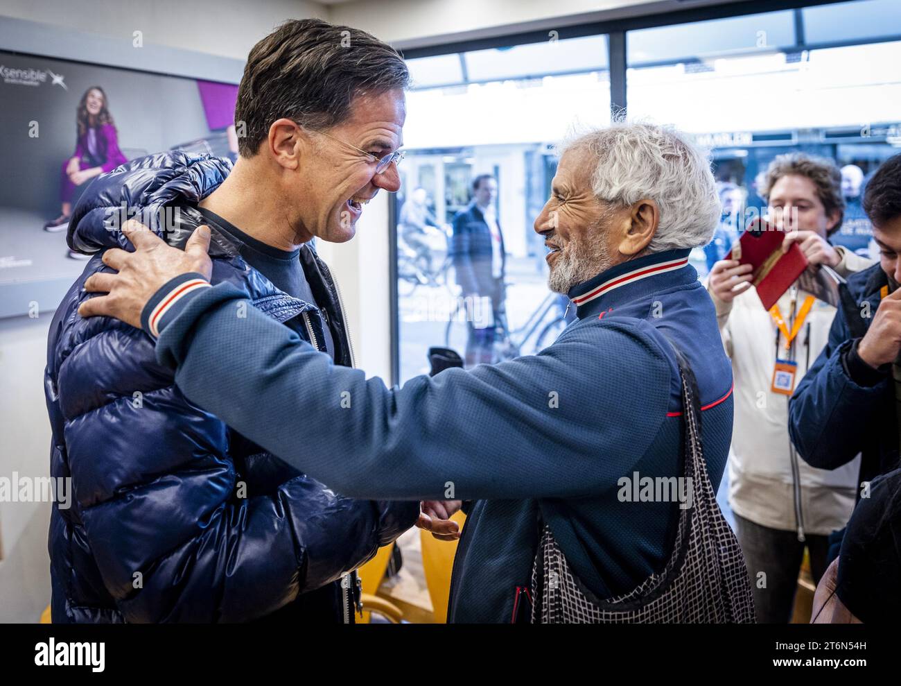 HAARLEM - Mark Rutte lors d'une campagne électorale du VVD dans la Generaal Cronjestraat de Haarlem à la veille des élections à la Chambre des représentants. ANP REMKO DE WAAL netherlands Out - belgique Out Banque D'Images