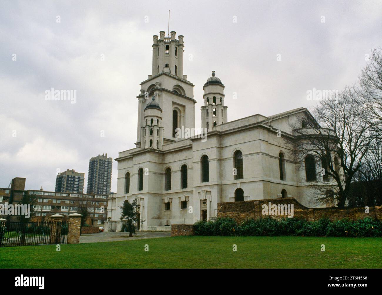 Vue au nord-ouest de St George's-in-the-East, Shadwell, Londres E1, Angleterre, Royaume-Uni, construit en 1715-23 (construit et aménagé en 1714-29), par l'architecte Nicholas Hawksmoor. Banque D'Images