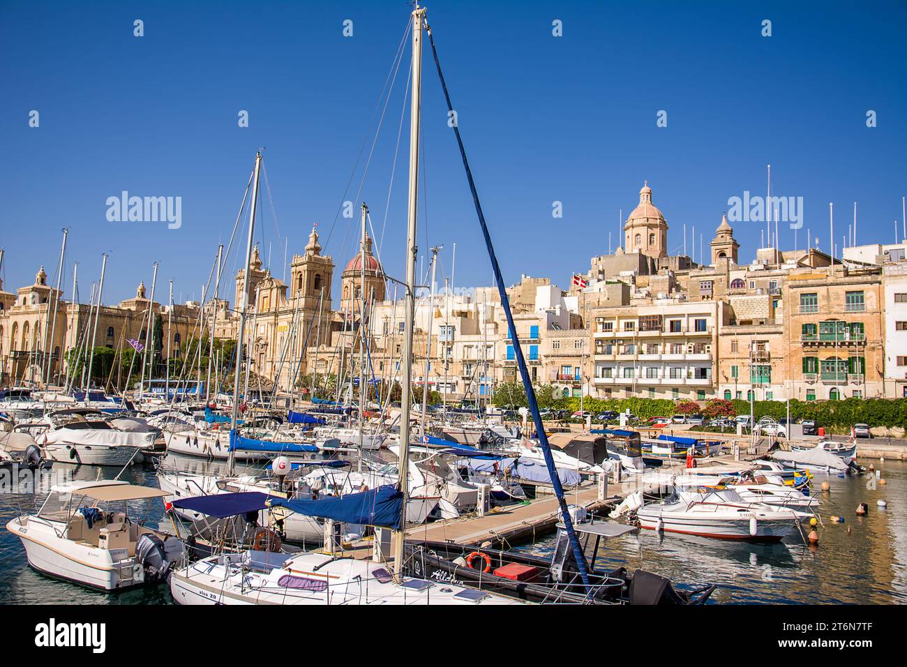 Vittoriosa, Malte - 17 juin 2023 : Port avec des bateaux amarrés et en arrière-plan et la ville de Vittoriosa en arrière-plan, Malte Banque D'Images
