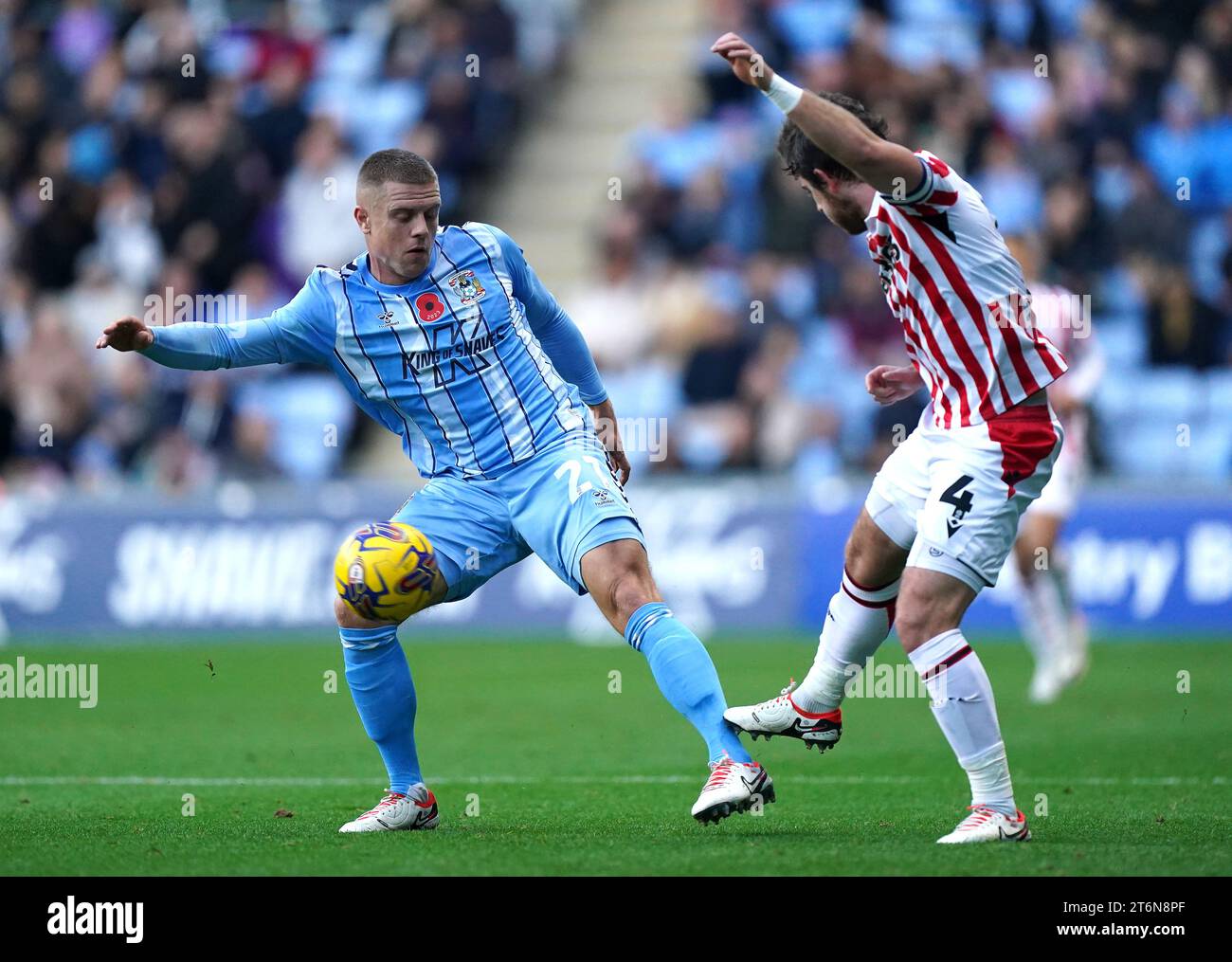 Jake Bidwell de Coventry City (à gauche) et Ben Pearson de Stoke City se battent pour le ballon lors du Sky Bet Championship Match au Coventry Building Society Arena, Coventry. Date de la photo : Samedi 11 novembre 2023. Banque D'Images