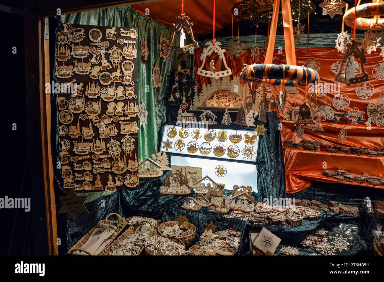 Vienne, Autriche - 23 novembre 2019 : marché de Noël - une boutique avec décoration en bois la nuit Banque D'Images