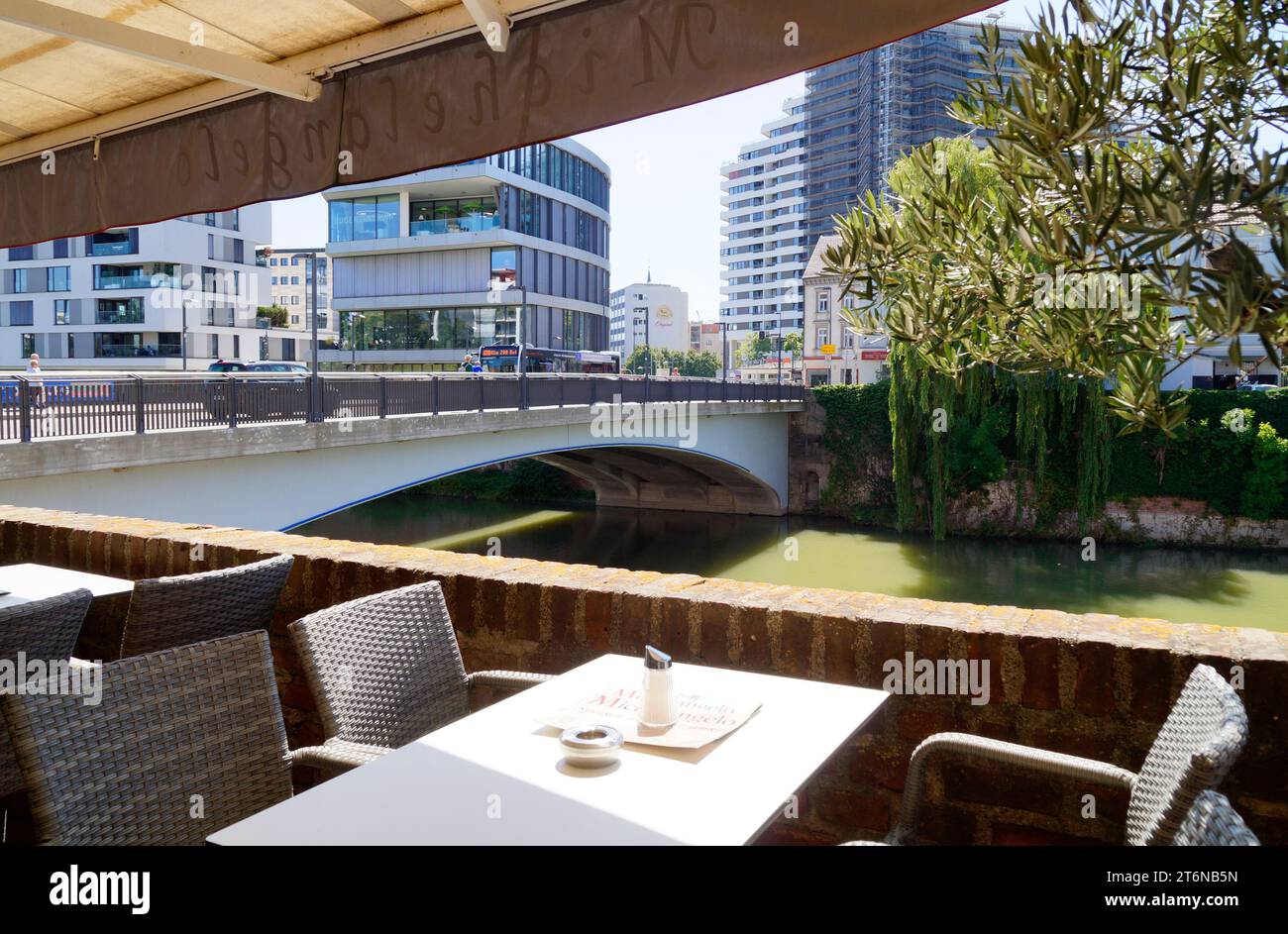 Un pont sur le Danube et l'architecture moderne de l'ancienne ville allemande Ulm, Allemagne Banque D'Images