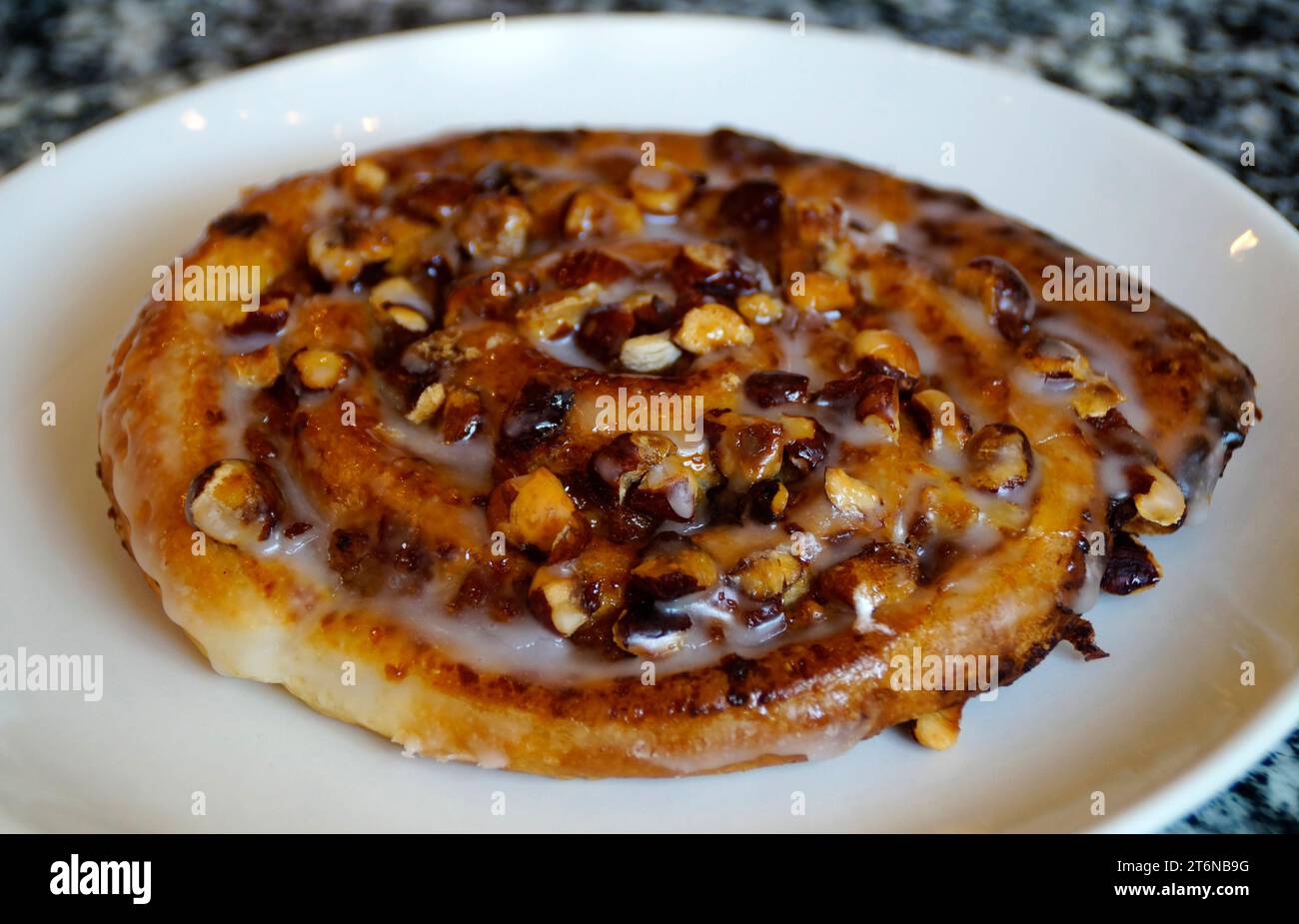 Délicieux petits pains sucrés allemands frais avec des noix dans une boulangerie à Ulm, en Allemagne Banque D'Images