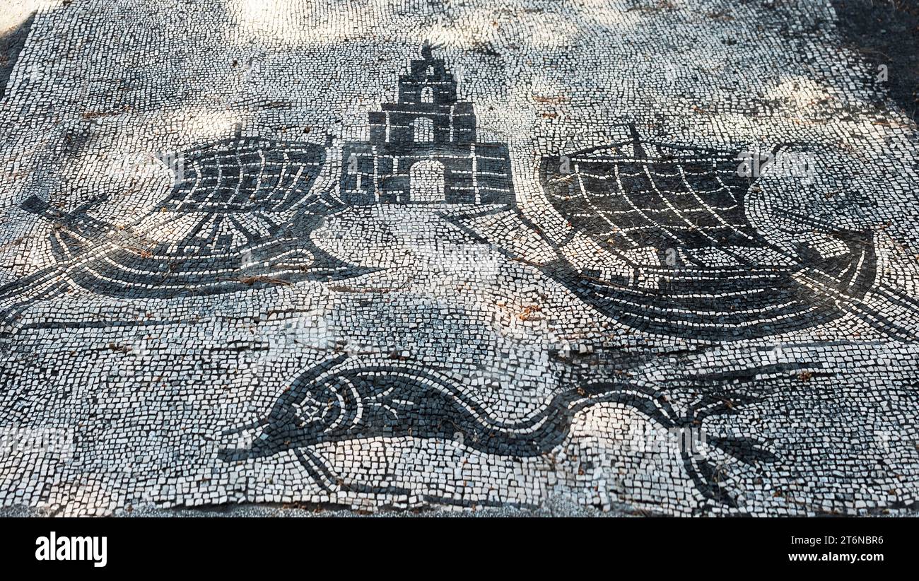 Mosaïque avec des navires aux ruines romaines d'Ostie Antica Banque D'Images