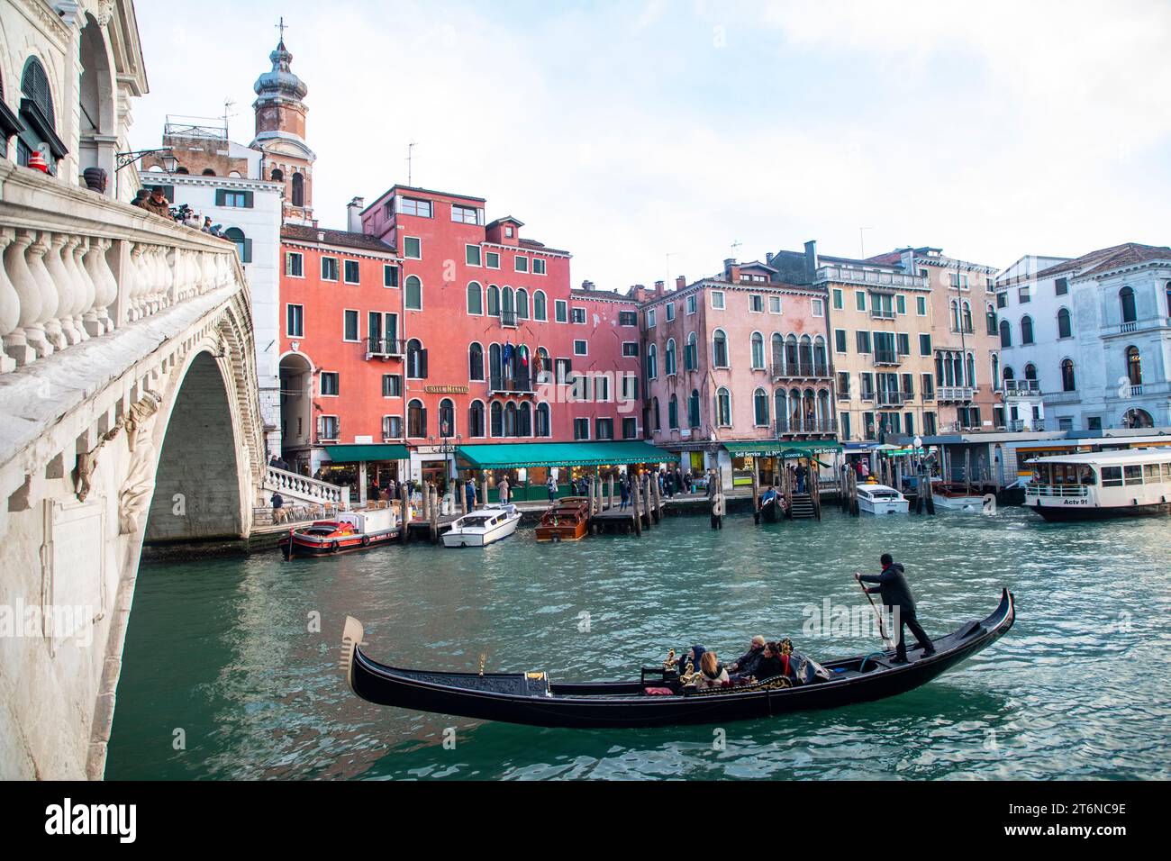Venise, Italie. Touristes à cheval en gondole au Grand Canal explorant la ville de Venise. Banque D'Images