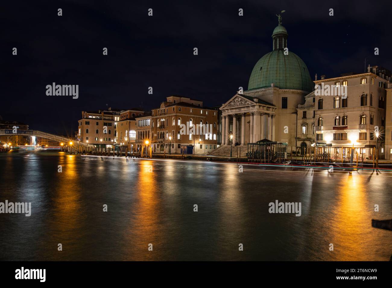 Venise, Italie. Vue nocturne sur le Grand Canal. Banque D'Images