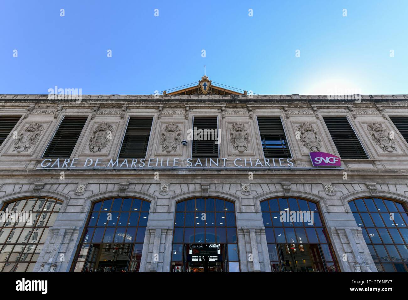 Marseille, France - 18 juillet 2022 : Gare Saint Charles à Marseille, France. La Station a ouvert ses portes en 1848 sur le terrain d'un ancien cimetière. Banque D'Images