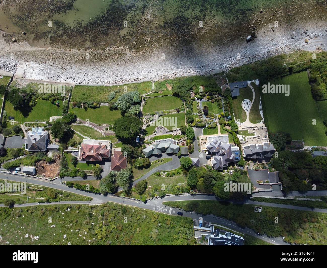 Vue aérienne des villas en bord de mer par le Great Orme à Gogarth, Royaume-Uni Banque D'Images