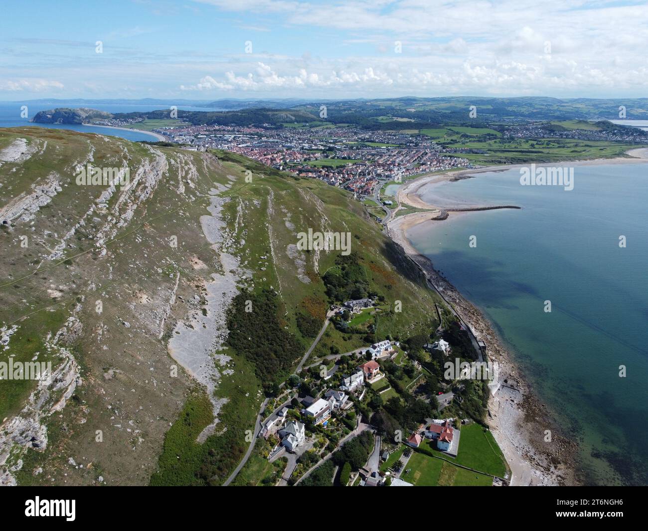 Vue aérienne sur le Great Orme et vers Llandudno en arrière-plan avec des villas en bord de mer au premier plan, pays de Galles, Royaume-Uni Banque D'Images