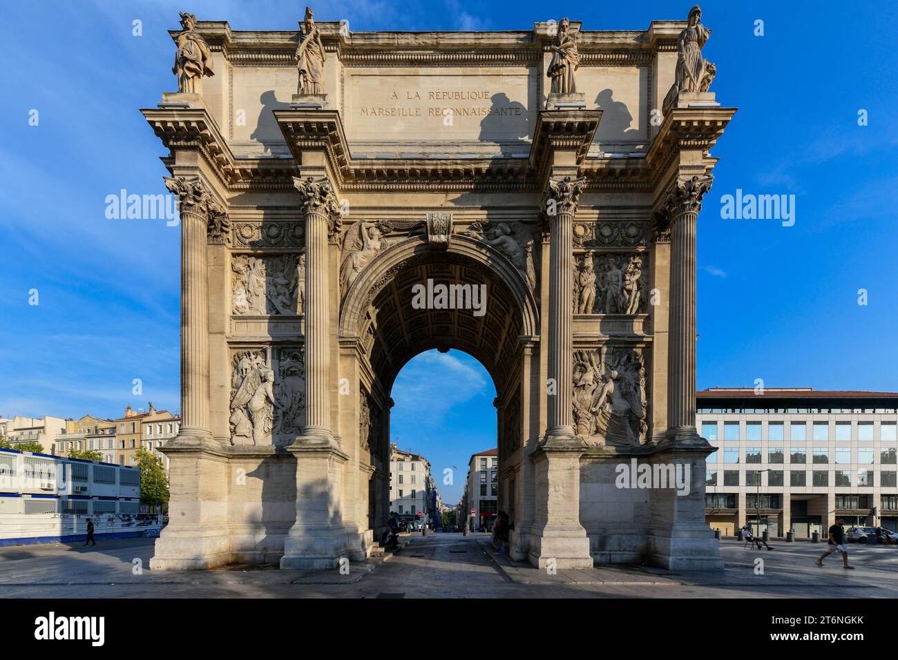 Marseille, France - 18 juillet 2022 : personnes autour de la porte d'Aix ou porte Royale est un arc de triomphe dans la ville de Marseille dans le sud de la France Banque D'Images