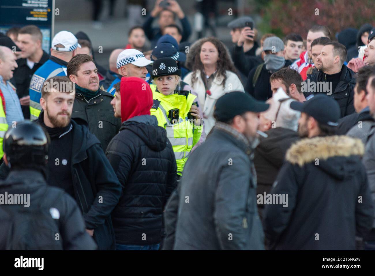 Westminster, Londres, Royaume-Uni. 11 novembre 2023. Les opposants à une manifestation pour la Palestine libre qui se tiendra le jour de l'Armistice se sont rassemblés à Londres. Un groupe qualifié d'extrême droite s'est réuni et a crié des objections au passage des manifestants palestiniens, lançant des missiles. La police est intervenue Banque D'Images