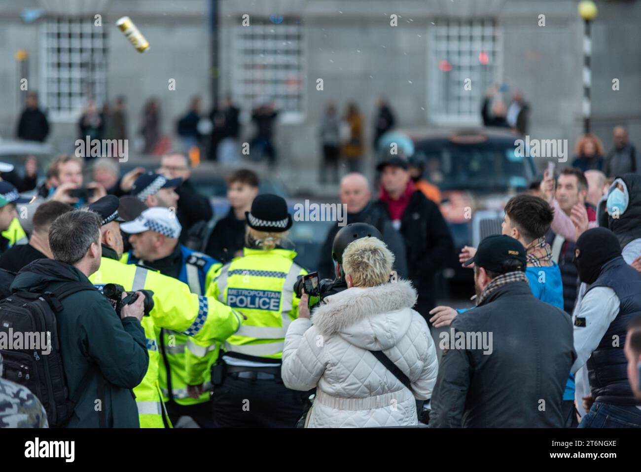 Westminster, Londres, Royaume-Uni. 11 novembre 2023. Les opposants à une manifestation pour la Palestine libre qui se tiendra le jour de l'Armistice se sont rassemblés à Londres. Un groupe qualifié d'extrême droite s'est réuni et a crié des objections au passage des manifestants palestiniens, lançant des missiles. La police est intervenue Banque D'Images
