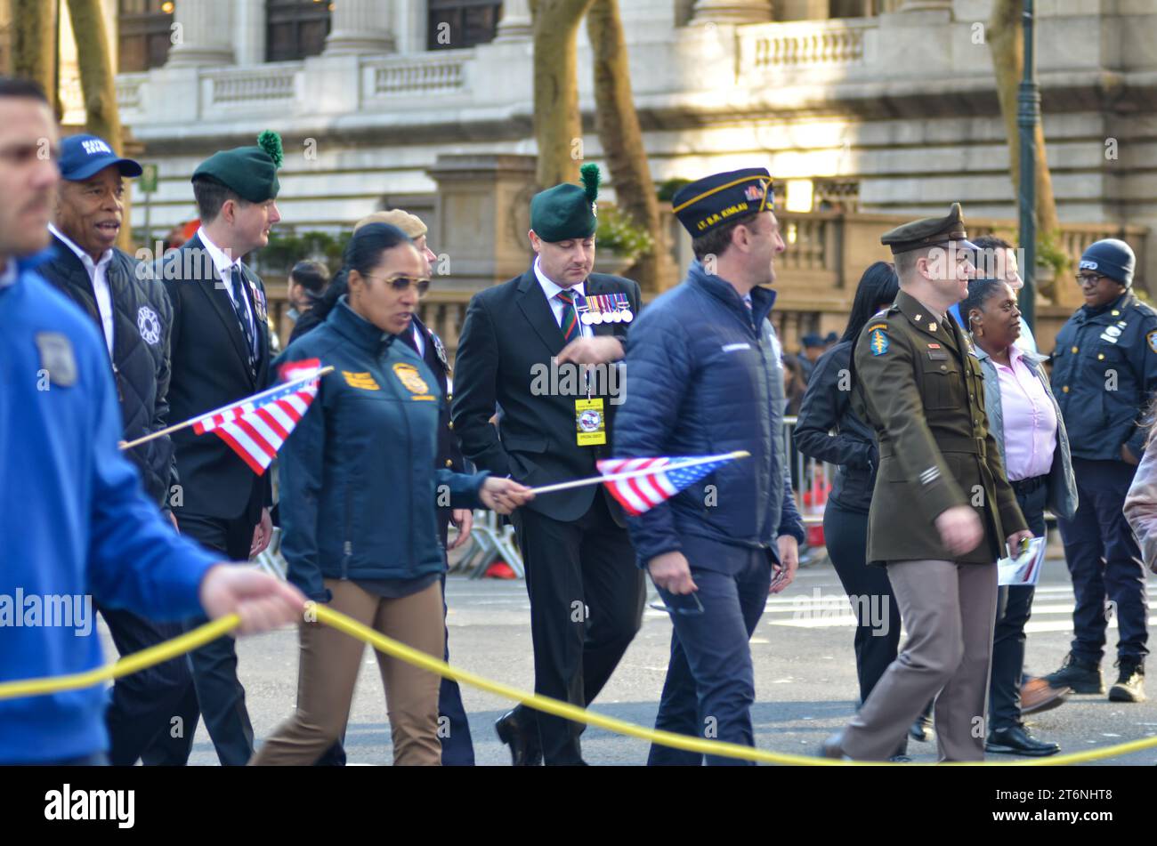 New York, États-Unis. 11 novembre 2023. Le maire Eric Adams marche lors de la parade annuelle de la Journée des anciens combattants le long de la 5e Avenue à New York. Crédit : Ryan Rahman/Alamy Live News Banque D'Images