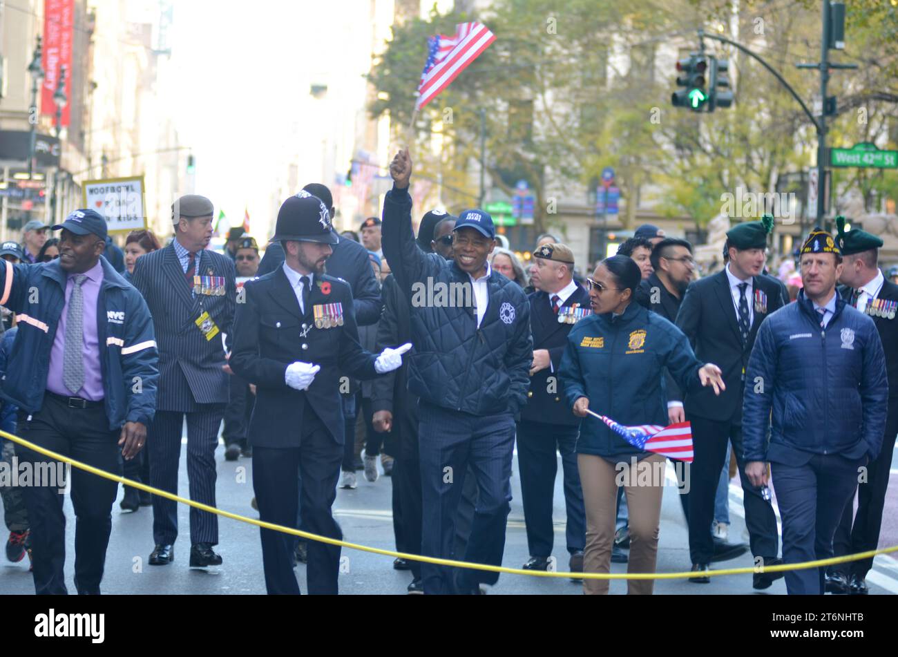 New York, États-Unis. 11 novembre 2023. Le maire Eric Adams marche lors de la parade annuelle de la Journée des anciens combattants le long de la 5e Avenue à New York. Crédit : Ryan Rahman/Alamy Live News Banque D'Images