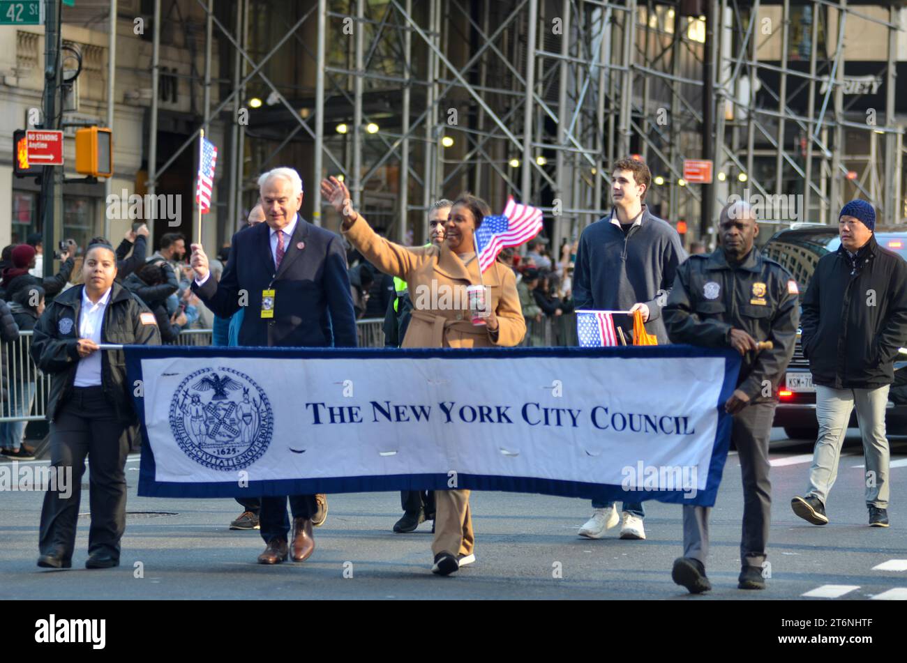 New York, États-Unis. 11 novembre 2023. La procureure générale Letitia James marche dans le défilé annuel de la Journée des anciens combattants le long de la 5e Avenue à New York. Crédit : Ryan Rahman/Alamy Live News Banque D'Images