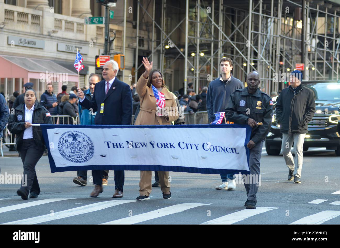 New York, États-Unis. 11 novembre 2023. Le procureur général Letitia James agite le drapeau américain lors de la parade annuelle de la Journée des anciens combattants le long de la 5e Avenue à New York. Crédit : Ryan Rahman/Alamy Live News Banque D'Images