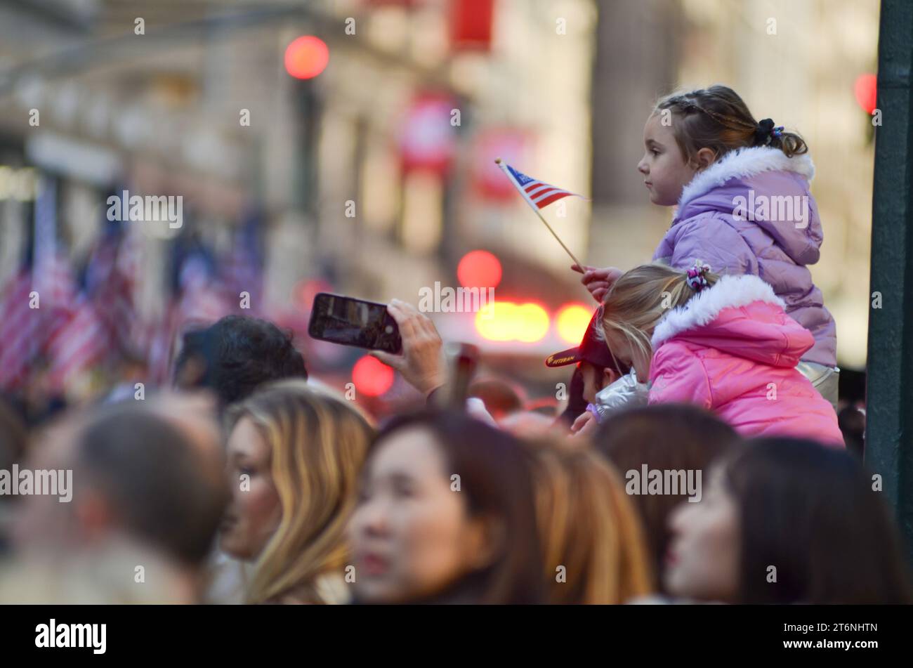 New York, États-Unis. 11 novembre 2023. Un jeune spectateur agitant le drapeau américain lors de la parade annuelle de la Journée des vétérans le long de la 5e Avenue à New York. Crédit : Ryan Rahman/Alamy Live News Banque D'Images