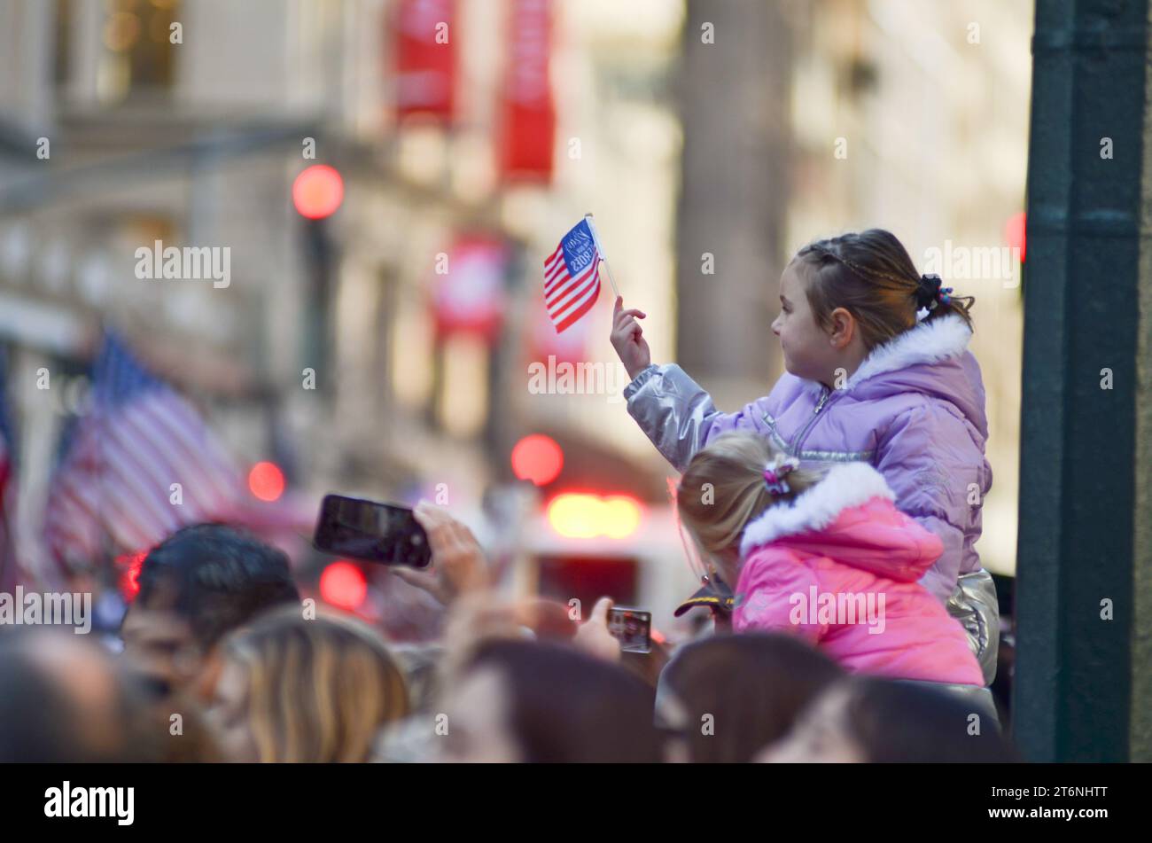 New York, États-Unis. 11 novembre 2023. Un jeune spectateur agitant le drapeau américain lors de la parade annuelle de la Journée des vétérans le long de la 5e Avenue à New York. Crédit : Ryan Rahman/Alamy Live News Banque D'Images