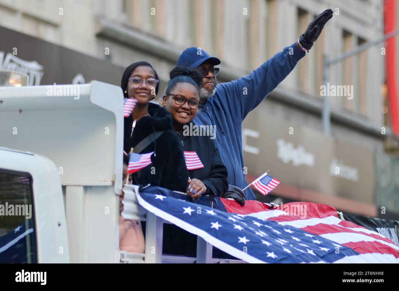 New York, États-Unis. 11 novembre 2023. Défilés brandissant des drapeaux sur un char de défilé pendant la parade annuelle de la Journée des anciens combattants le long de la 5e Avenue à New York. Crédit : Ryan Rahman/Alamy Live News Banque D'Images