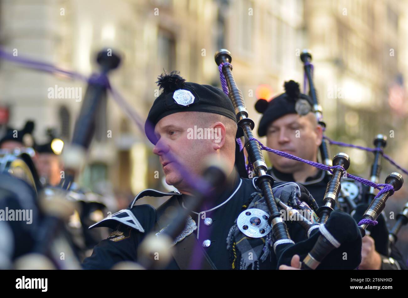 New York, États-Unis. 11 novembre 2023. Des milliers de personnes de plus de 300 unités des Forces armées ont pris part à la parade annuelle de la Journée des anciens combattants le long de la 5e Avenue à New York. Crédit : Ryan Rahman/Alamy Live News Banque D'Images