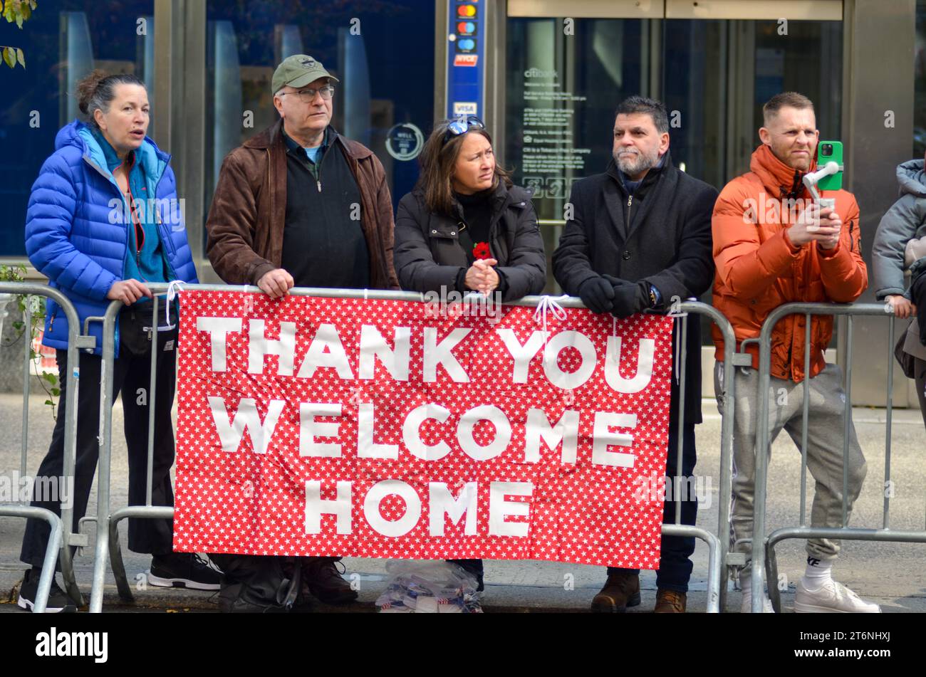 New York, États-Unis. 11 novembre 2023. Spectateurs tenant le signe « Merci » lors de la parade annuelle de la Journée des anciens combattants le long de la 5e Avenue à New York. Crédit : Ryan Rahman/Alamy Live News Banque D'Images
