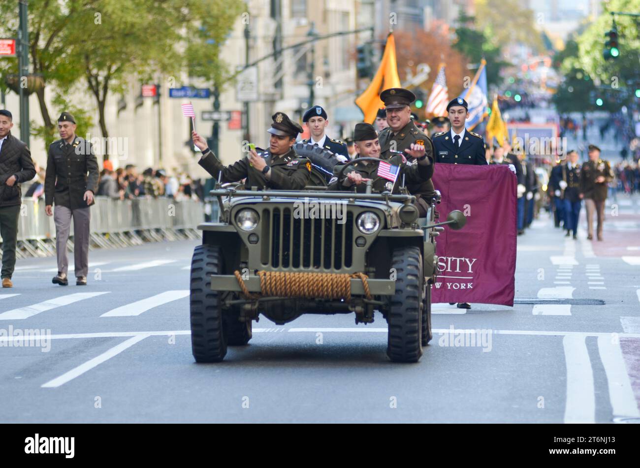 New York, États-Unis. 11 novembre 2023. Des milliers de personnes de plus de 300 unités des Forces armées ont pris part à la parade annuelle de la Journée des anciens combattants le long de la 5e Avenue à New York. Crédit : Ryan Rahman/Alamy Live News Banque D'Images