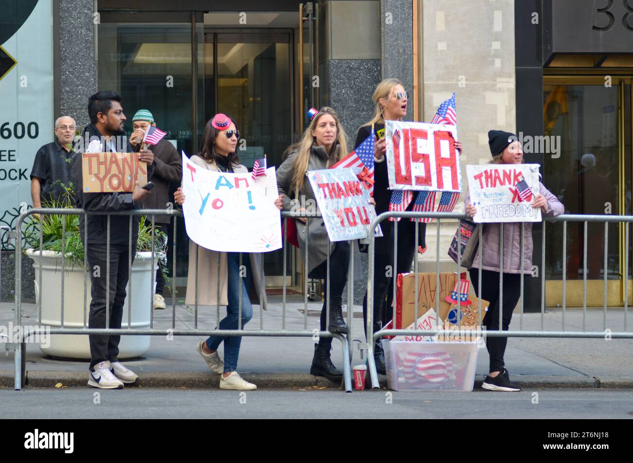 New York, États-Unis. 11 novembre 2023. Spectateurs tenant des pancartes de remerciement lors de la parade annuelle de la Journée des anciens combattants le long de la 5e Avenue à New York. Crédit : Ryan Rahman/Alamy Live News Banque D'Images