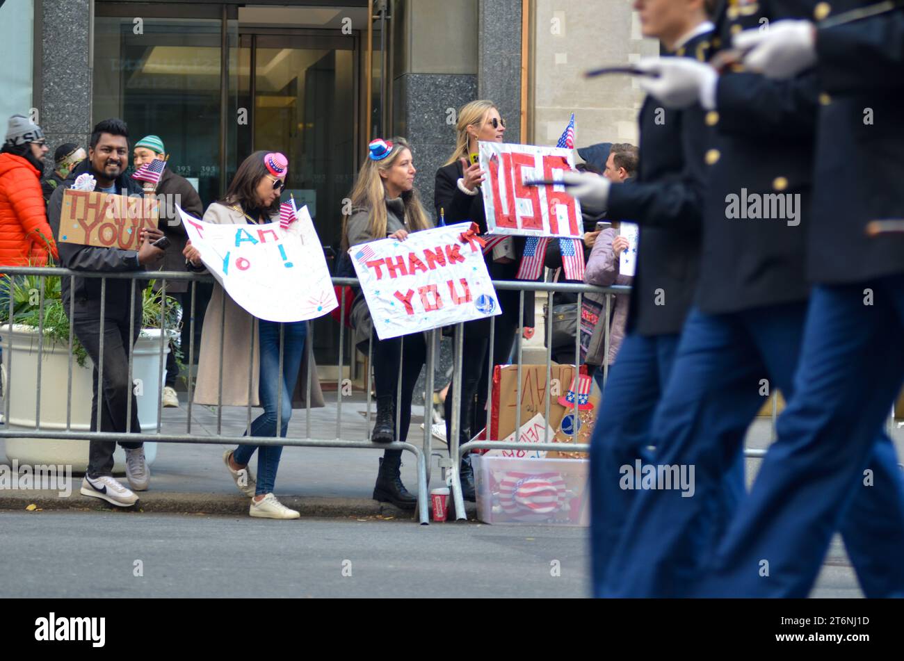New York, États-Unis. 11 novembre 2023. Spectateurs tenant des pancartes de remerciement lors de la parade annuelle de la Journée des anciens combattants le long de la 5e Avenue à New York. Crédit : Ryan Rahman/Alamy Live News Banque D'Images