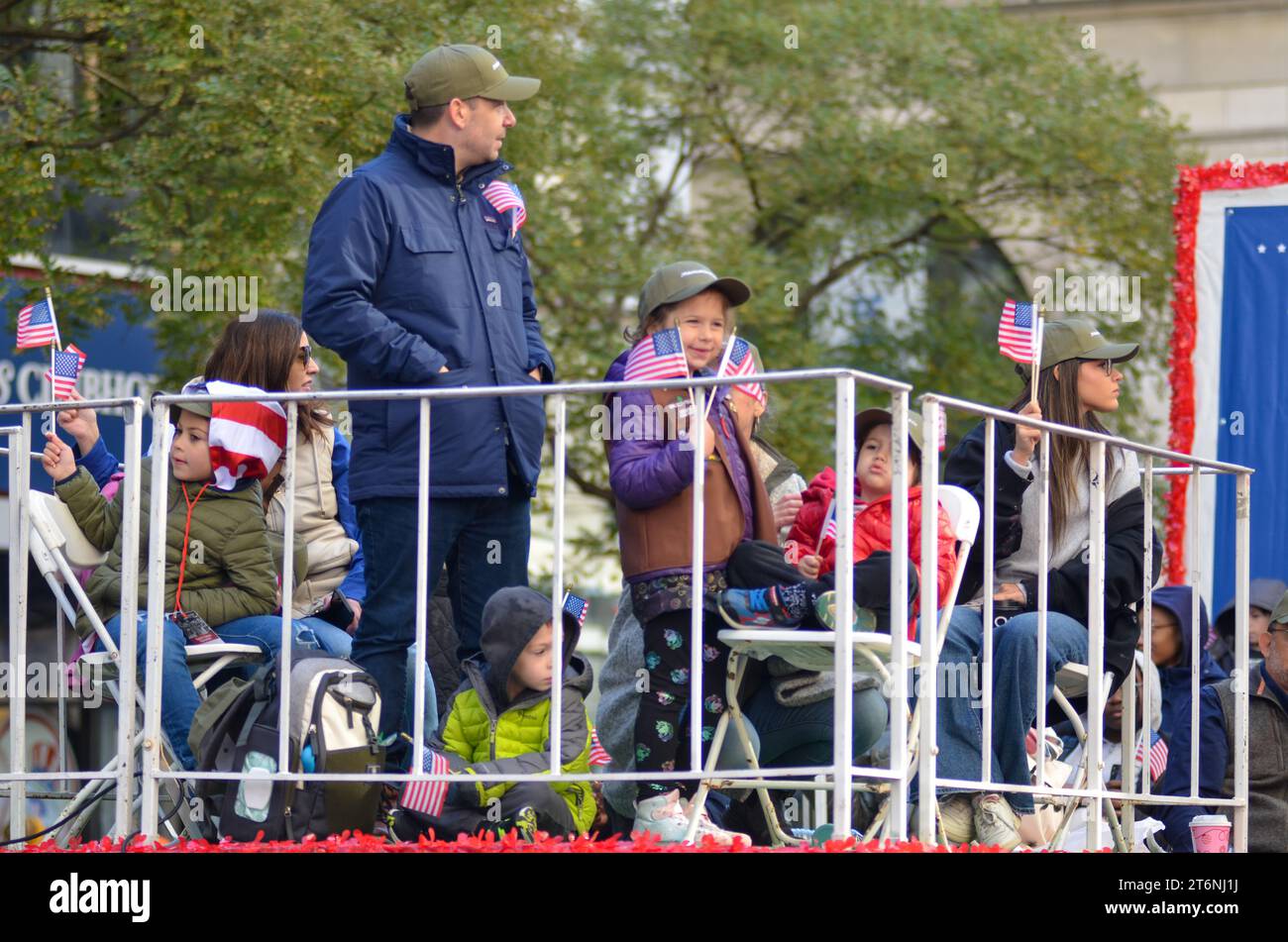 New York, États-Unis. 11 novembre 2023. De jeunes marcheurs sont vus tenant le drapeau des États-Unis lors de la parade annuelle de la Journée des anciens combattants le long de la 5e Avenue à New York. Crédit : Ryan Rahman/Alamy Live News Banque D'Images