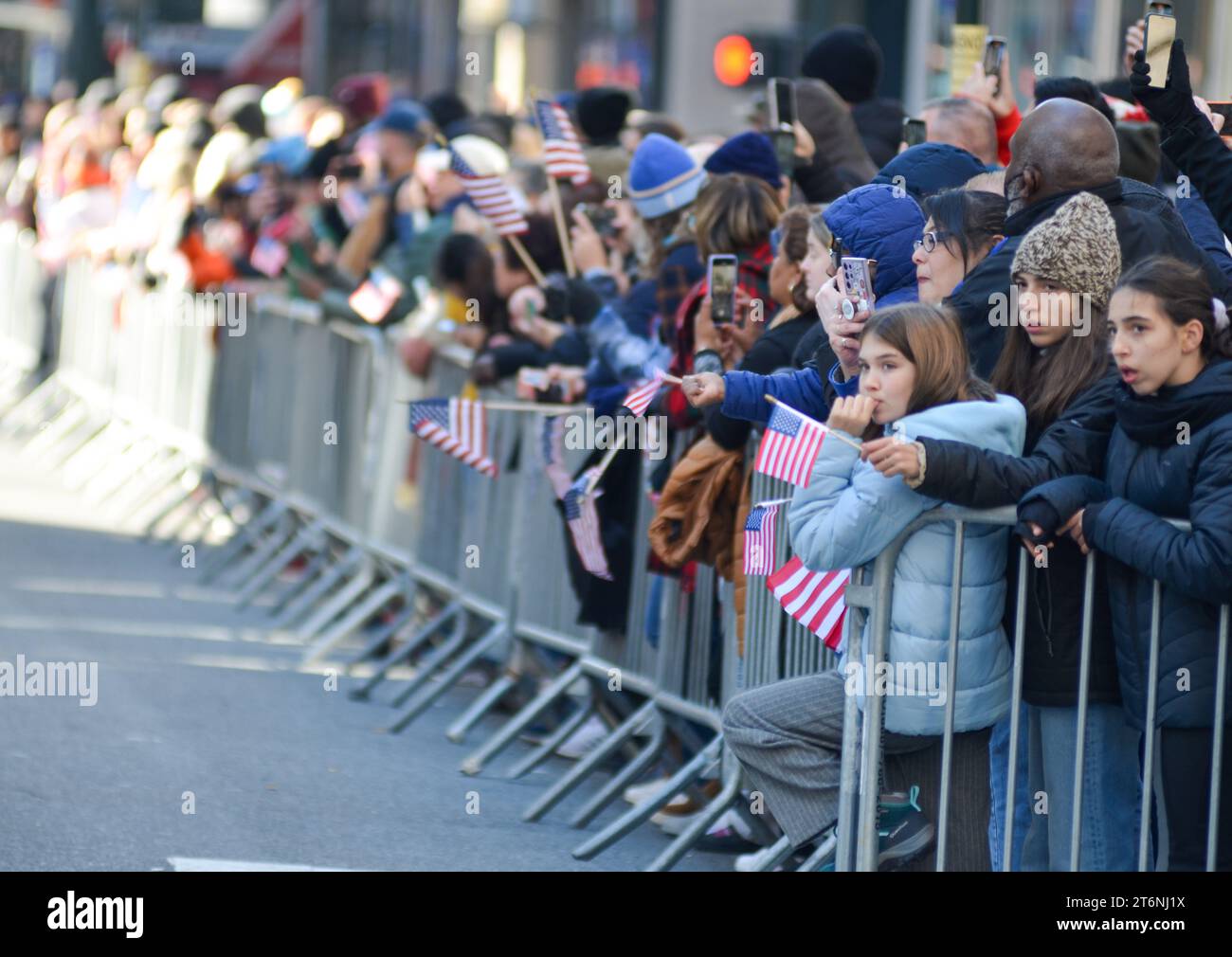 New York, États-Unis. 11 novembre 2023. Spectateurs vus avec des drapeaux américains sur le côté de la rue lors de la parade annuelle de la Journée des vétérans le long de la 5e Avenue à New York. Crédit : Ryan Rahman/Alamy Live News Banque D'Images