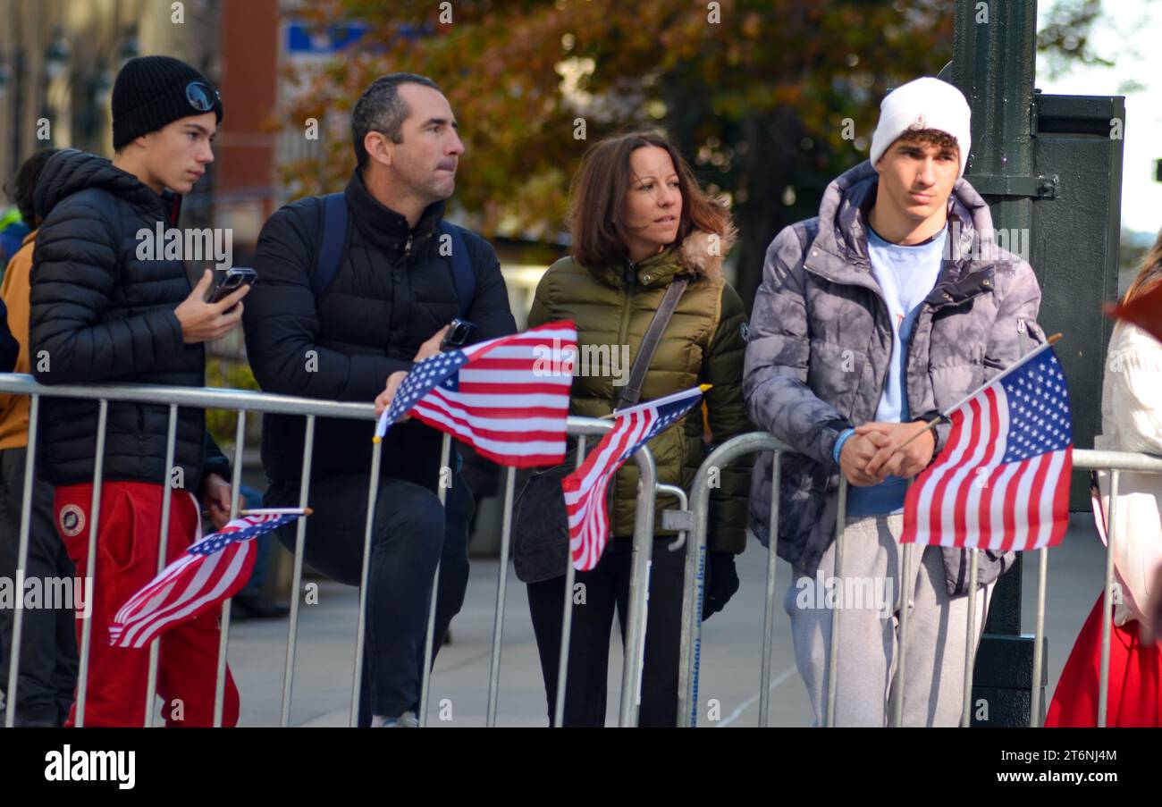 New York, États-Unis. 11 novembre 2023. Spectateurs vus avec des drapeaux américains sur le côté de la rue lors de la parade annuelle de la Journée des vétérans le long de la 5e Avenue à New York. Crédit : Ryan Rahman/Alamy Live News Banque D'Images